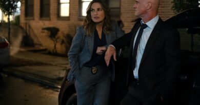 Capt. Olivia Benson (Mariska Hargitay) and Det. Elliot Stabler (Christopher Meloni) speak to each other outside on Law & Order: Special Victims Unit
