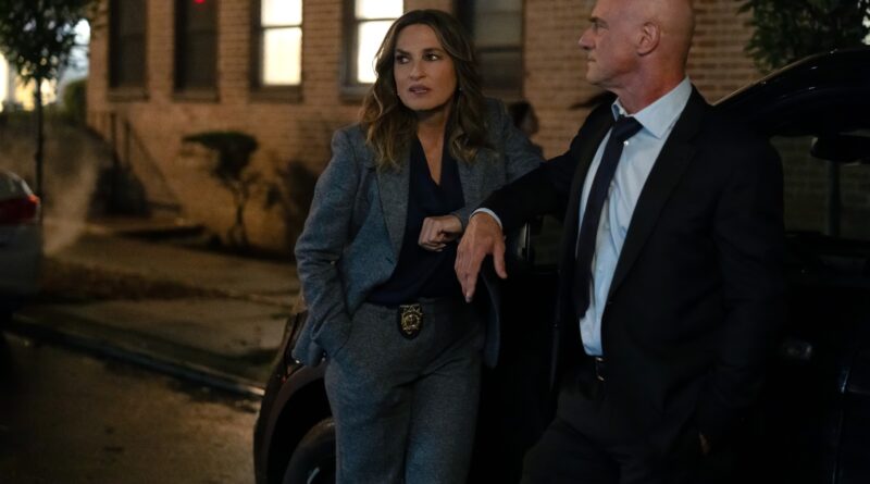 Capt. Olivia Benson (Mariska Hargitay) and Det. Elliot Stabler (Christopher Meloni) speak to each other outside on Law & Order: Special Victims Unit