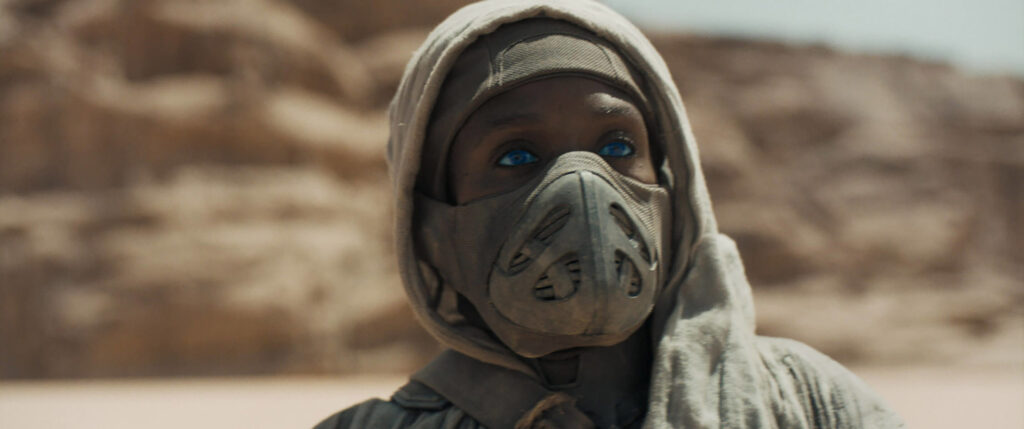 A Fremen in a stillsuit in the deserts of Arrakis in Dune (2021)