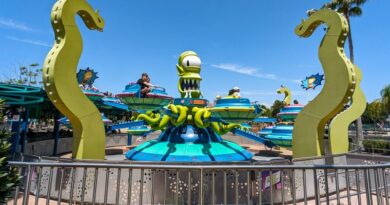 Kang and Kodos statues at the Twirl 'n' Hurl ride in Springfield U.S.A. at Universal Studios Florida
