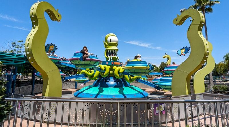 Kang and Kodos statues at the Twirl 'n' Hurl ride in Springfield U.S.A. at Universal Studios Florida